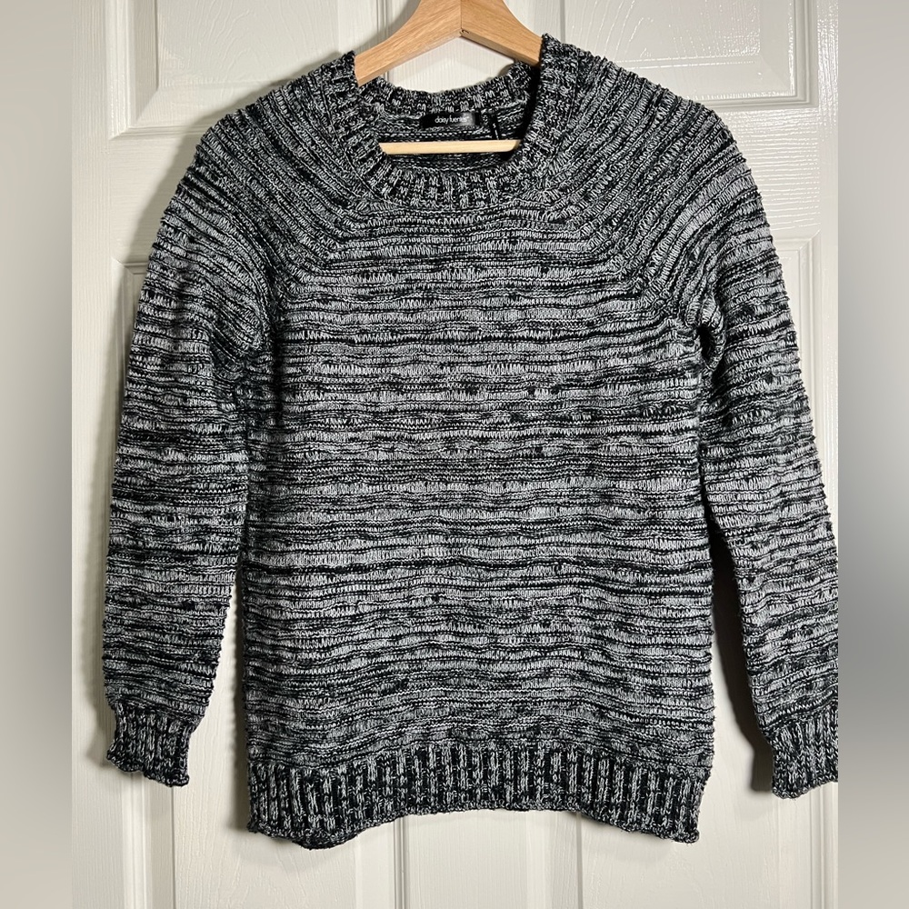 🌷100% cotton Daisy Fuentes heather gray & black sweater